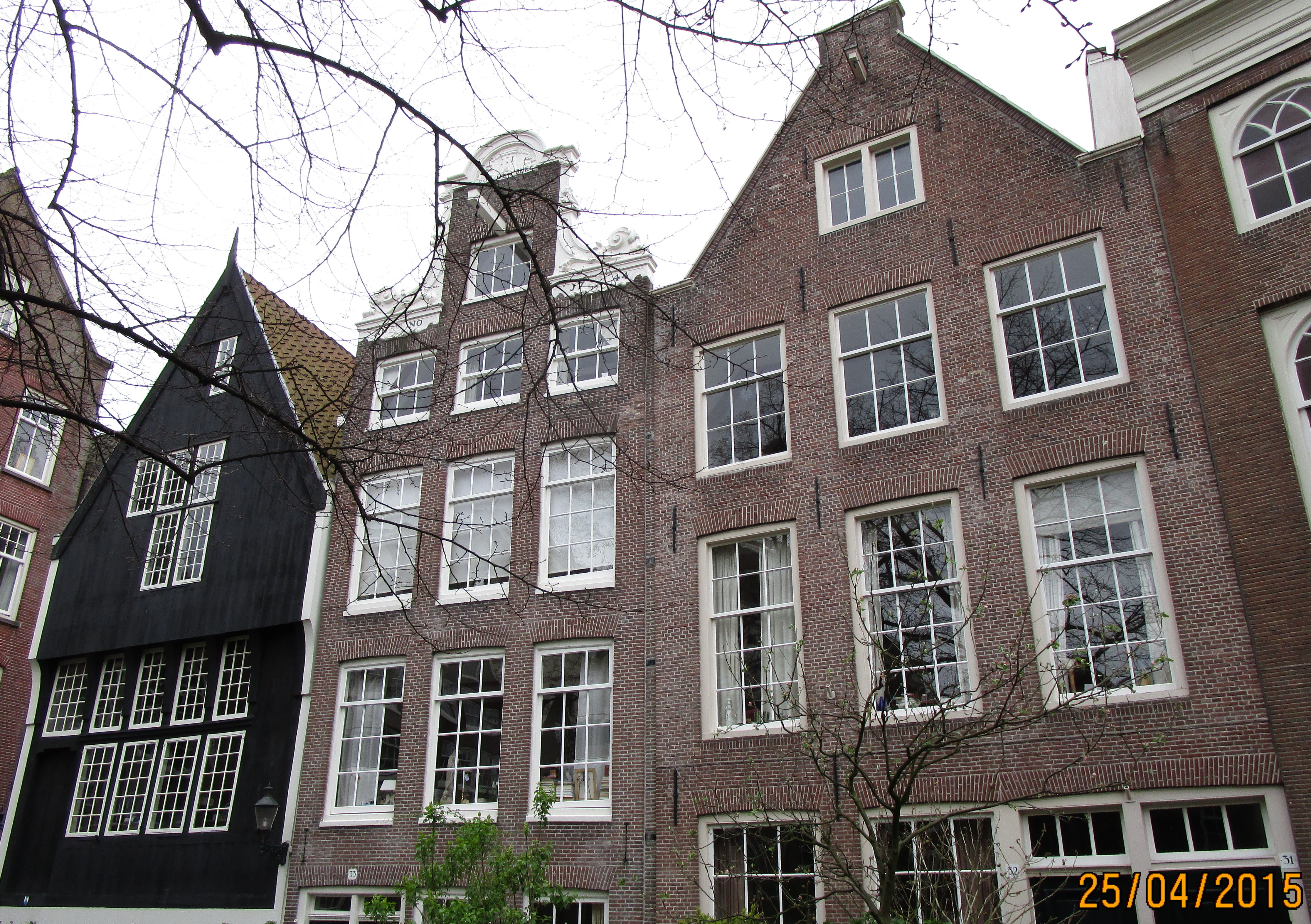 Prochzka Amsterdamem XXII. - vlevo dajn nejstar amsterdamsk dm