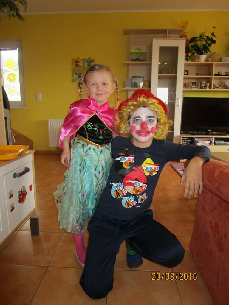 Dtsk karneval v Chodouni - Fla jako klaun a a jako princezna Anna z Ledovho krlovstv (9 let a 4 roky) :-) 