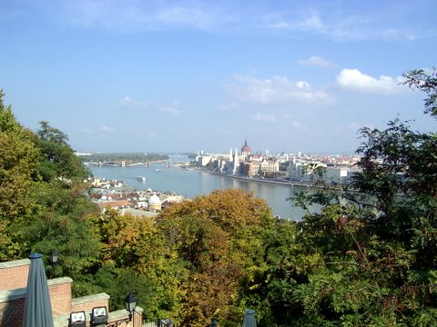 Pohled od Maarsk nrodn galerie na Dunaj, Parlament a vzadu je vidt Marktin ostrov