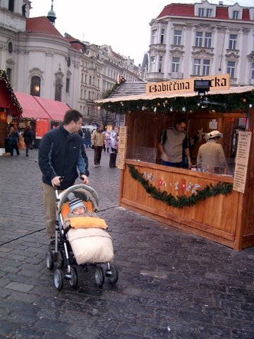 J je ale zaspal, zatmco tta vyhl njakou pochoutku :-)