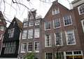 Prochzka Amsterdamem XXII. - vlevo dajn nejstar amsterdamsk dm