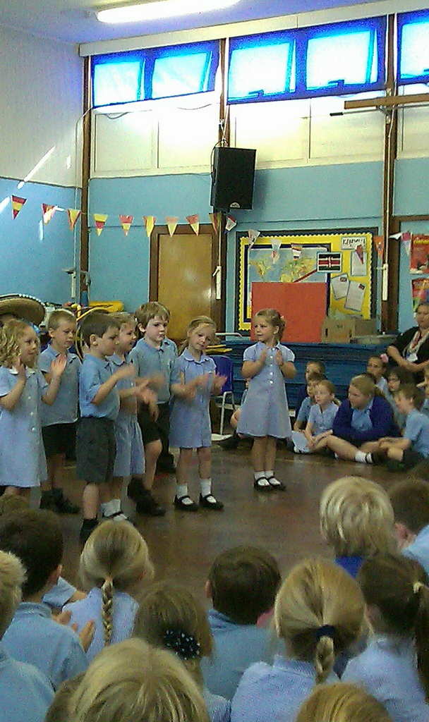 Mexick taneek v proveden Zuzaniny tdy (Reception class Friday morning Assembly)