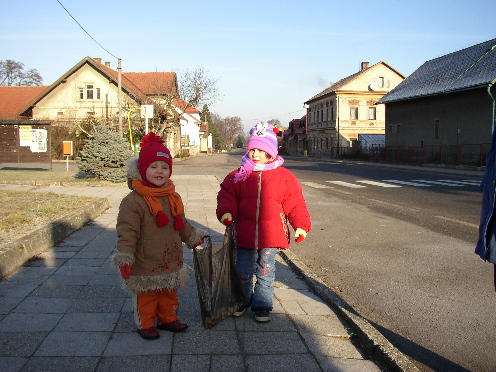 Jdeme nakrmit kaenky chlebkem ... to jenom kdyby jste to nevdli...