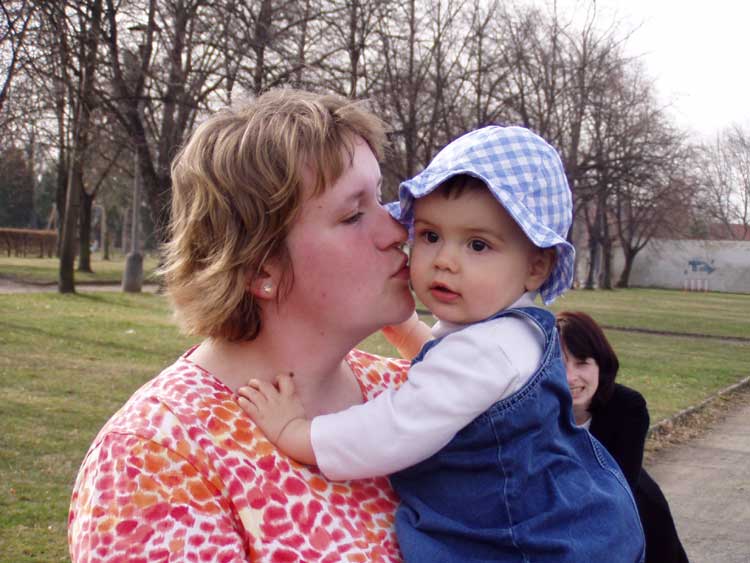 Terezka s mamkou    (18.3.2004)