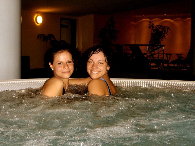 Marta s Misou v Jacuzzi hotelu Marriott